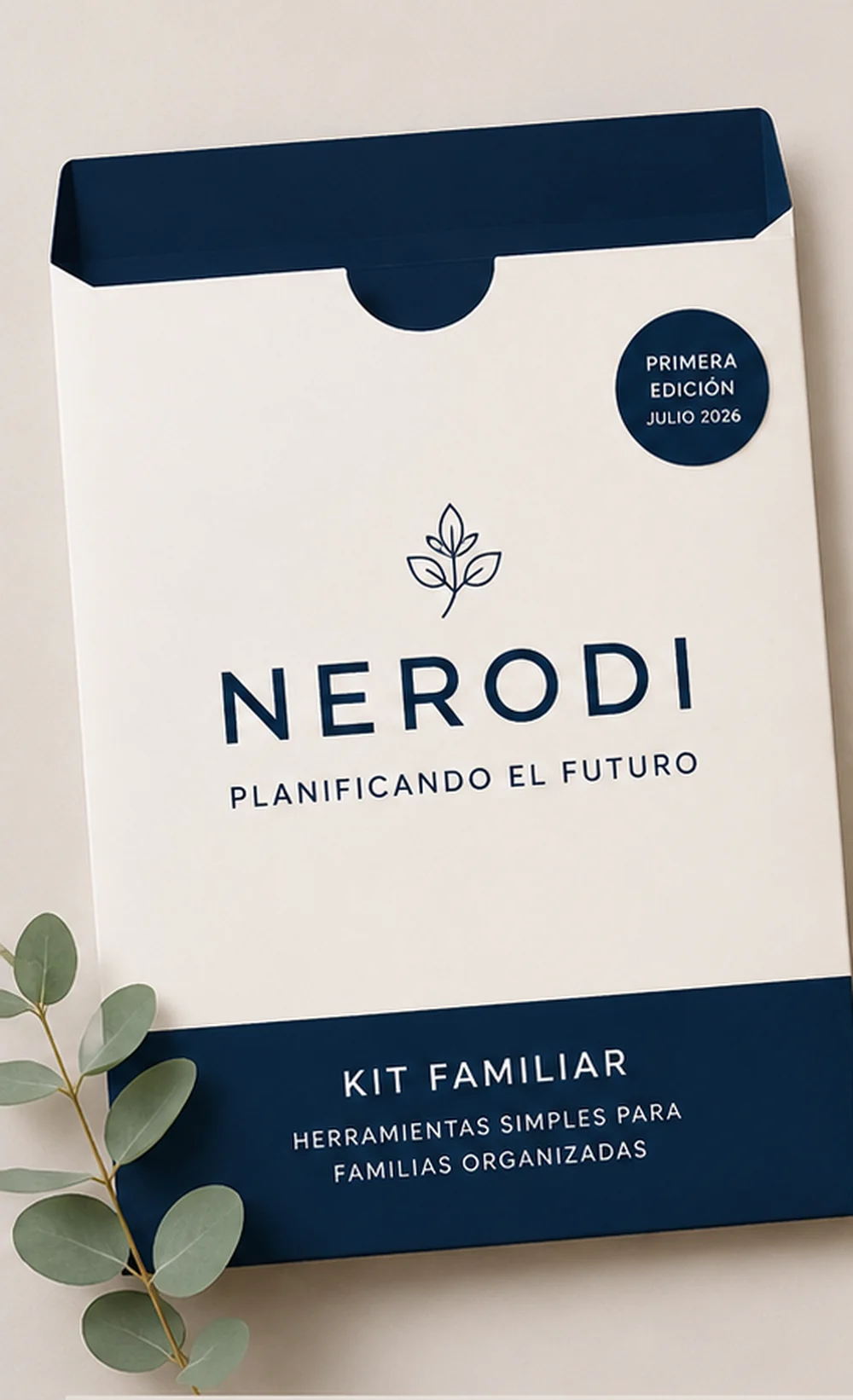 El Kit Familiar Nerodi: una carpeta color hueso con banda azul profundo, primera edición julio 2026, junto a una rama de eucalipto.